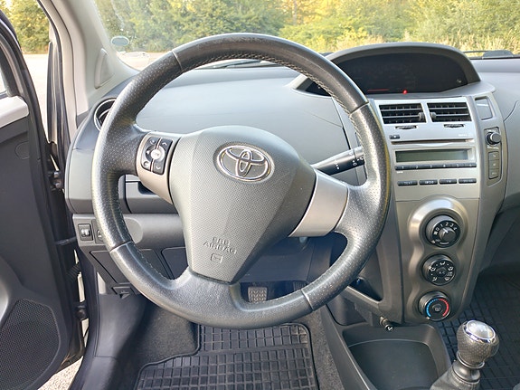Toyota Yaris 9 of 12