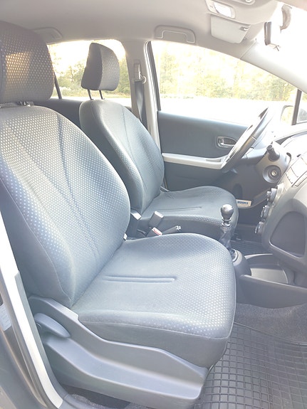 Toyota Yaris 8 of 12