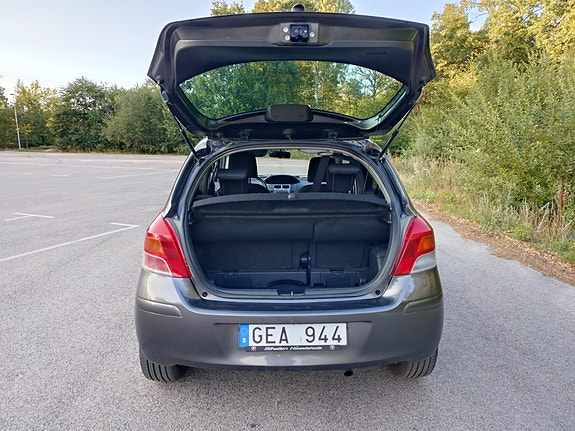 Toyota Yaris 6 of 12