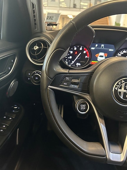 Alfa Romeo Giulia 15 of 29