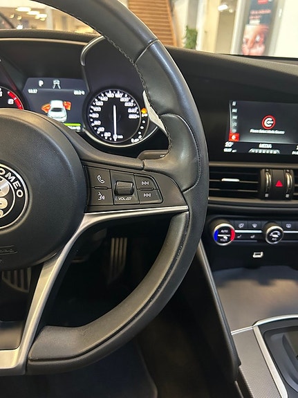 Alfa Romeo Giulia 16 of 29