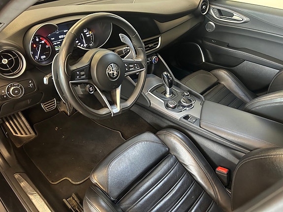 Alfa Romeo Giulia 10 of 29