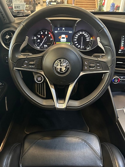 Alfa Romeo Giulia 14 of 29