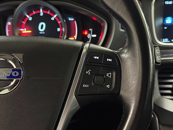 Volvo V40 Cross Country 16 of 24
