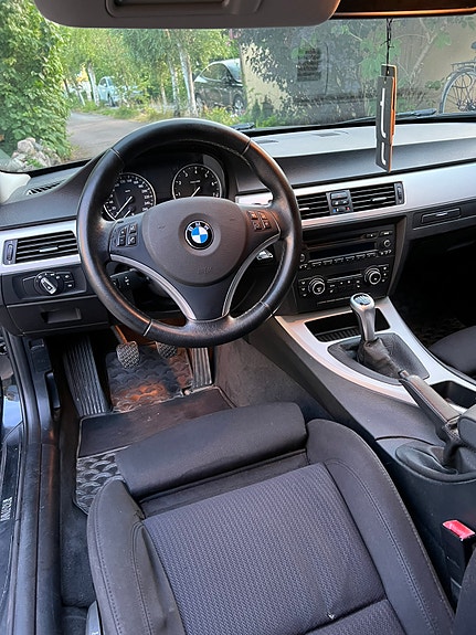 BMW 320i 5 of 8