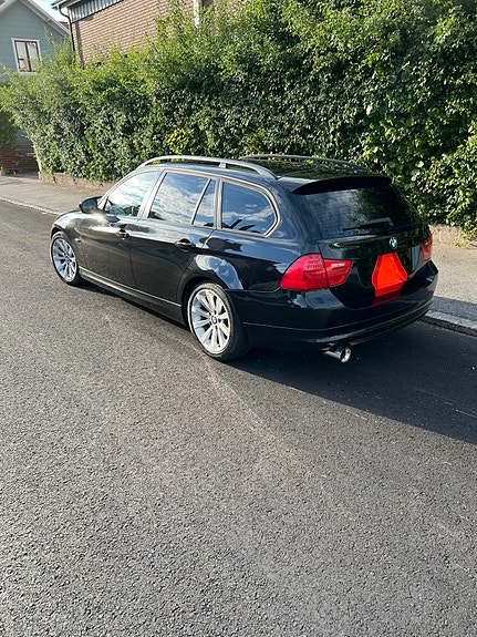 BMW 320i 4 of 8
