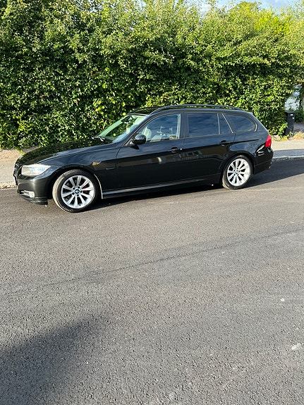 BMW 320i 3 of 8