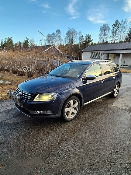 Volkswagen Passat Alltrack 2 of 12