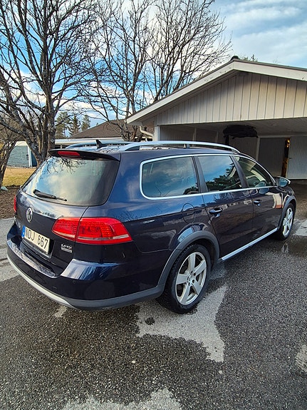 Volkswagen Passat Alltrack 4 of 12