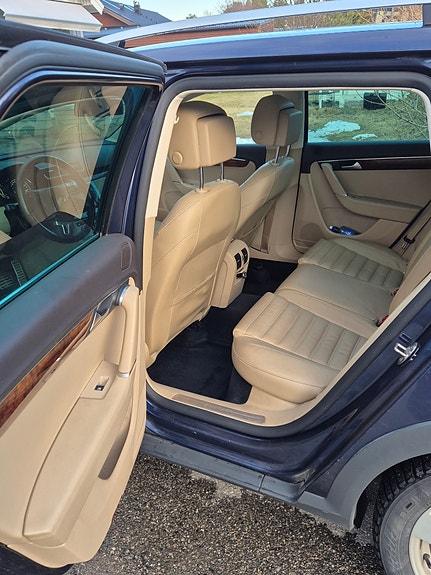 Volkswagen Passat Alltrack 9 of 12