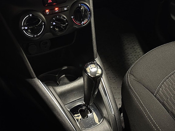 Peugeot 208 17 of 22