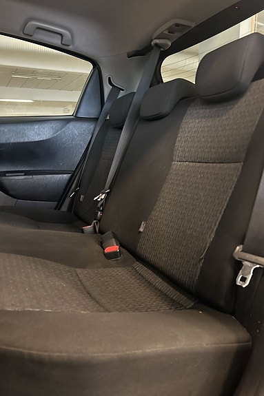 Toyota Yaris 13 of 24