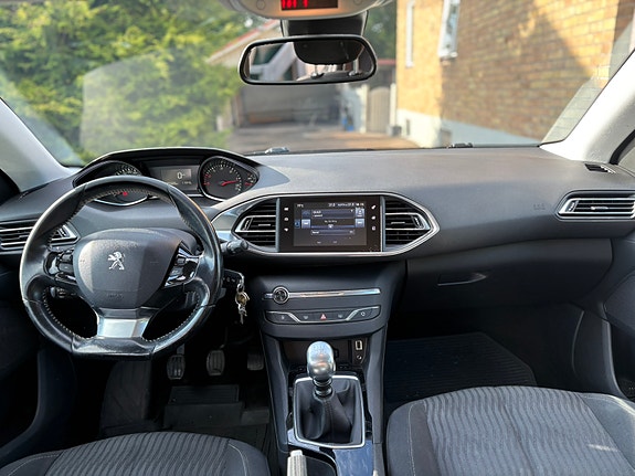 Peugeot 308 SW 7 of 8