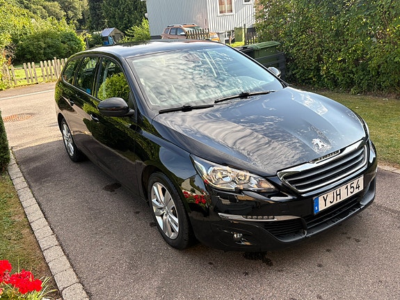 Peugeot 308 SW 2 of 8