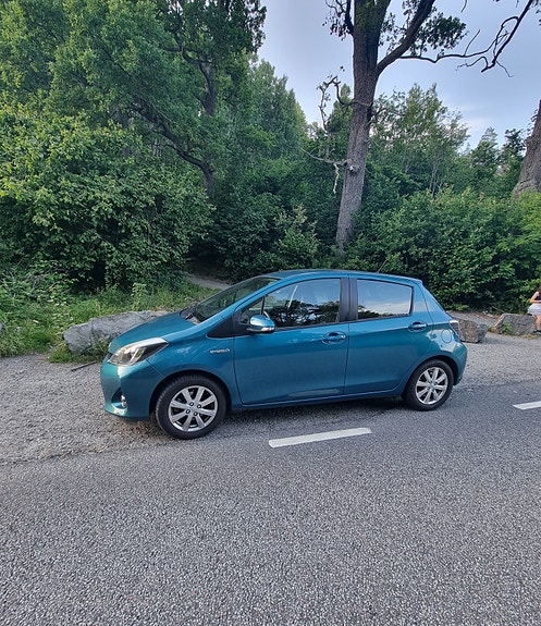 Toyota Yaris 2 of 6