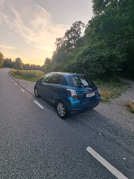 Toyota Yaris 3 of 6