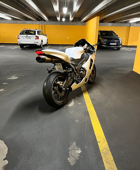 Kawasaki Ninja ZX6R 2 of 11