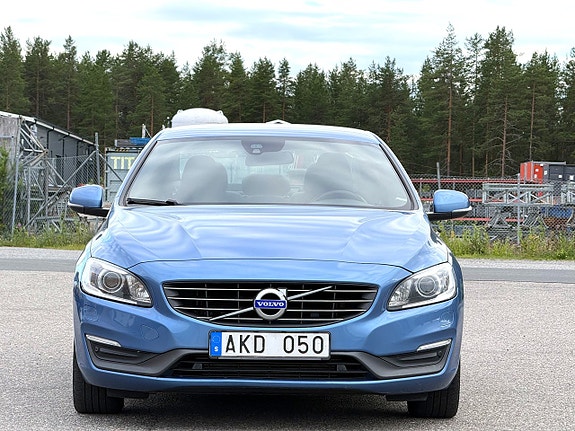 Volvo S60 2 of 11