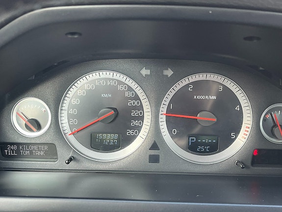 Volvo XC90 10 of 24