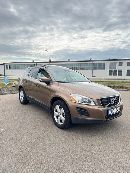 Volvo XC60 2 of 11