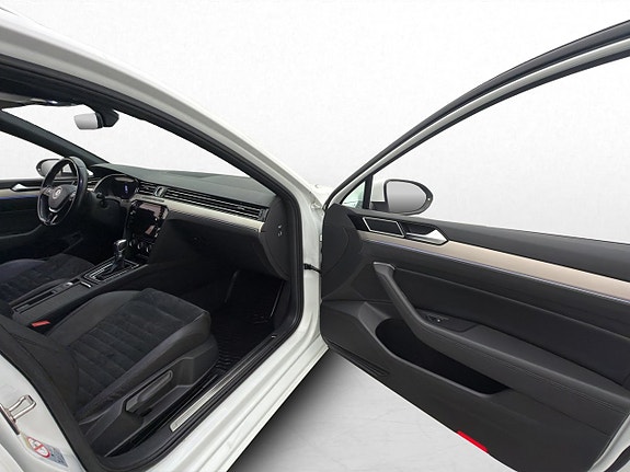Volkswagen Passat 16 of 30