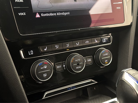 Volkswagen Passat 23 of 30