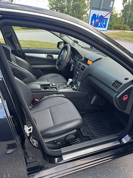 Mercedes-Benz C220 4 of 7