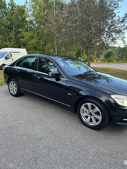 Mercedes-Benz C220 3 of 7