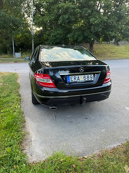 Mercedes-Benz C220 2 of 7