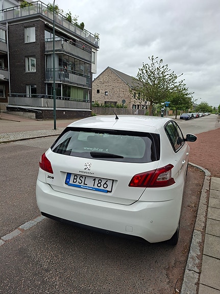 Peugeot 308 2 of 5