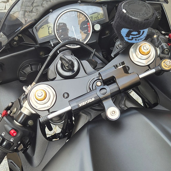 Yamaha R6 4 of 6