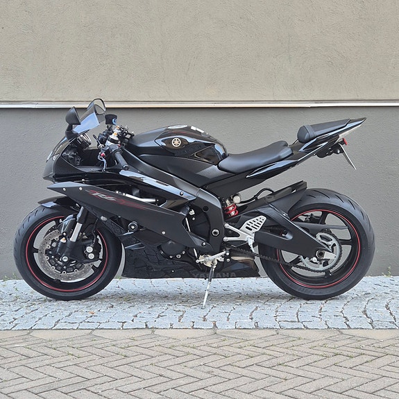 Yamaha R6 3 of 6