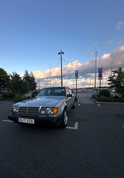 Mercedes-Benz 200 2 of 14