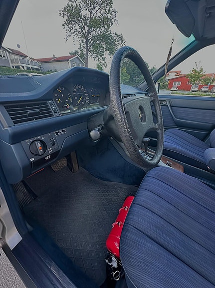 Mercedes-Benz 200 3 of 14