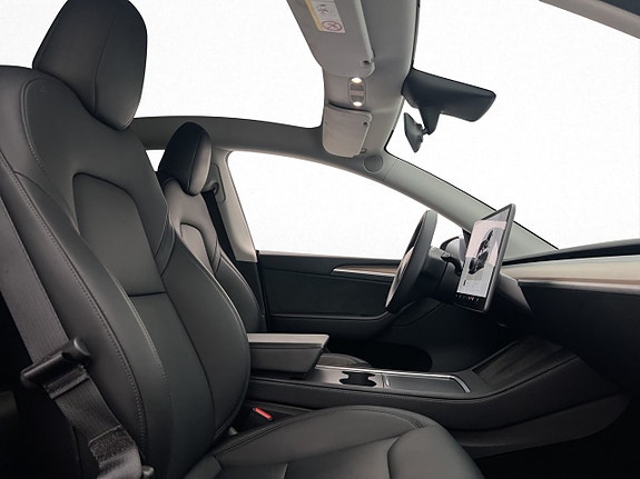 Tesla Model Y 16 of 30