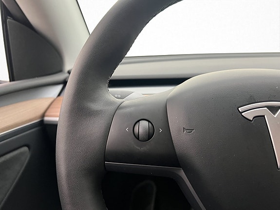 Tesla Model Y 20 of 30