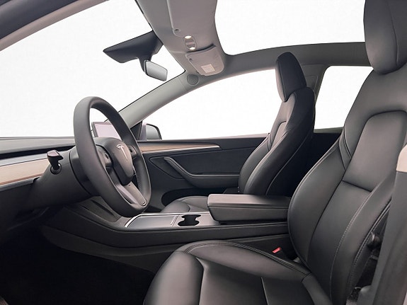 Tesla Model Y 13 of 30