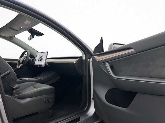 Tesla Model Y 17 of 30