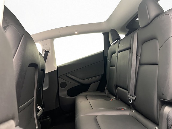 Tesla Model Y 18 of 30