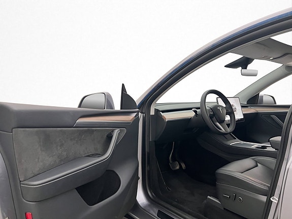 Tesla Model Y 12 of 30