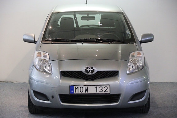 Toyota Yaris 2 of 13