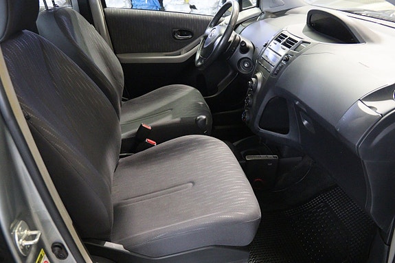 Toyota Yaris 9 of 13