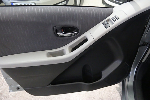 Toyota Yaris 7 of 13