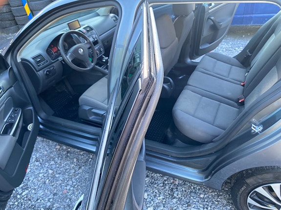 Volkswagen Golf V 5 of 8