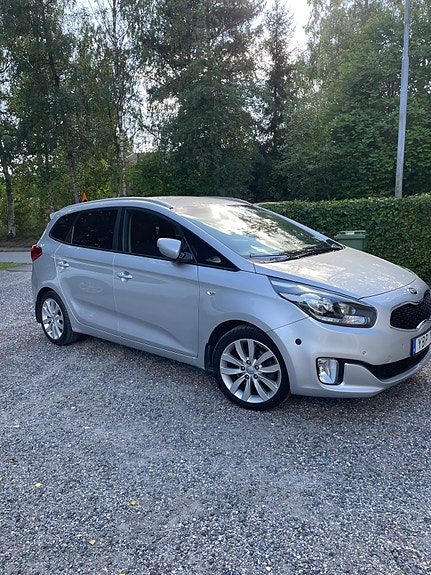 Kia Carens 2 of 8