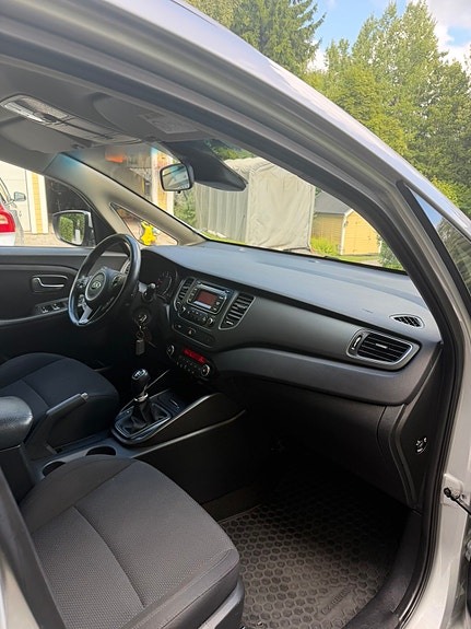 Kia Carens 3 of 8
