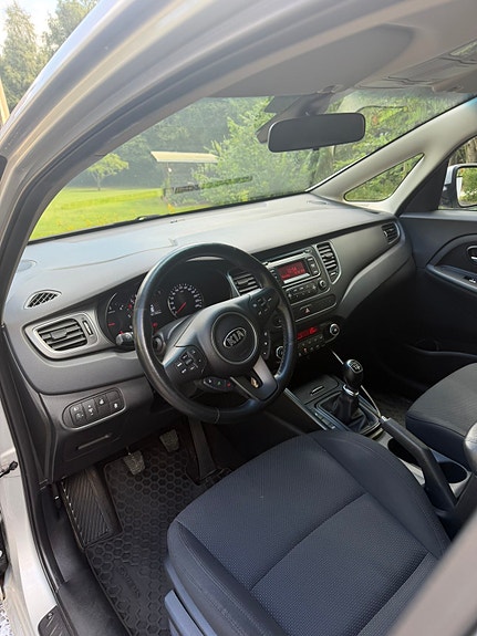 Kia Carens 6 of 8