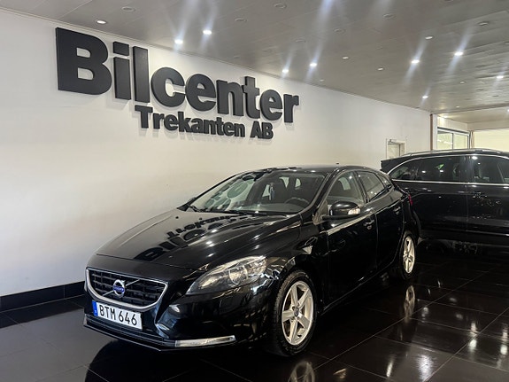 Volvo V40 2 of 9