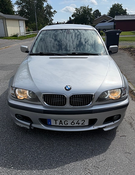 BMW 320i 2 of 4