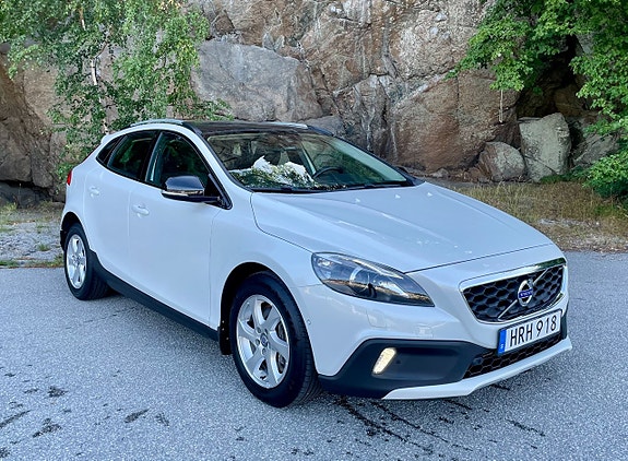 Volvo V40 Cross Country 2 of 9